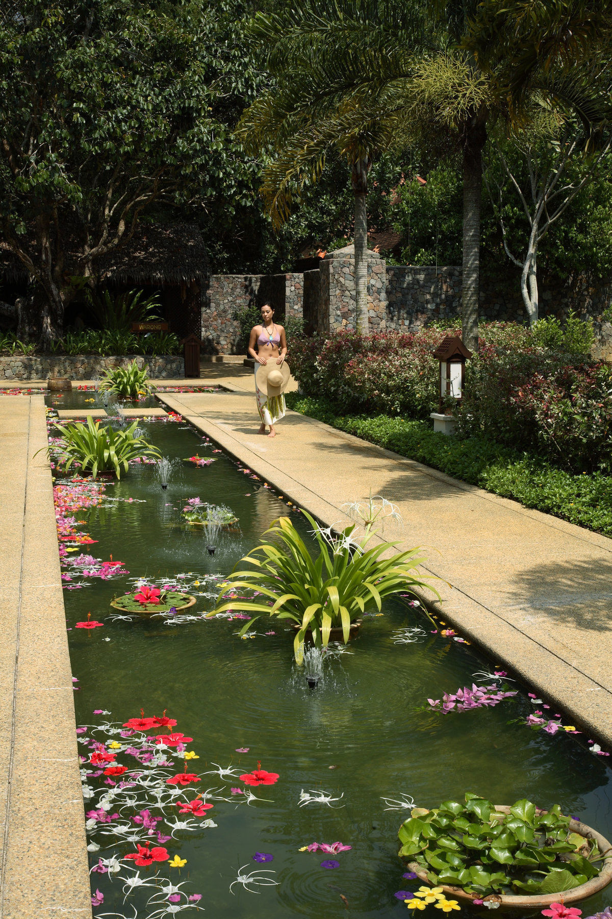 Tanjong Jara Resort, Terengganu - A Small Luxury Hotels Of The World Dungun Exterior photo A Thai woman in traditional dress