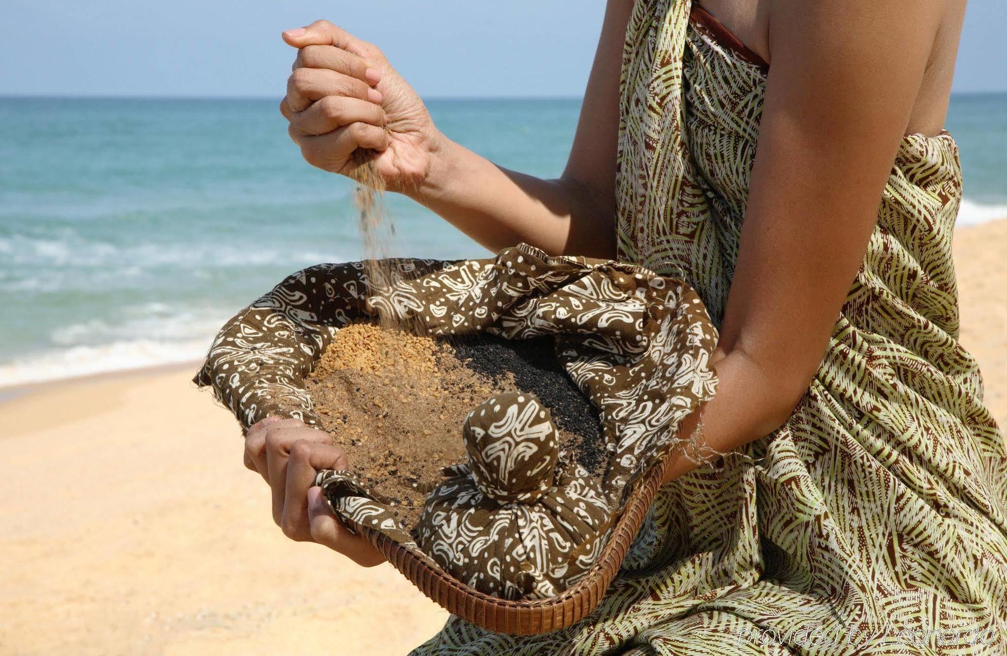 Tanjong Jara Resort, Terengganu - A Small Luxury Hotels Of The World Dungun Exterior photo A woman sifting through a gold pan